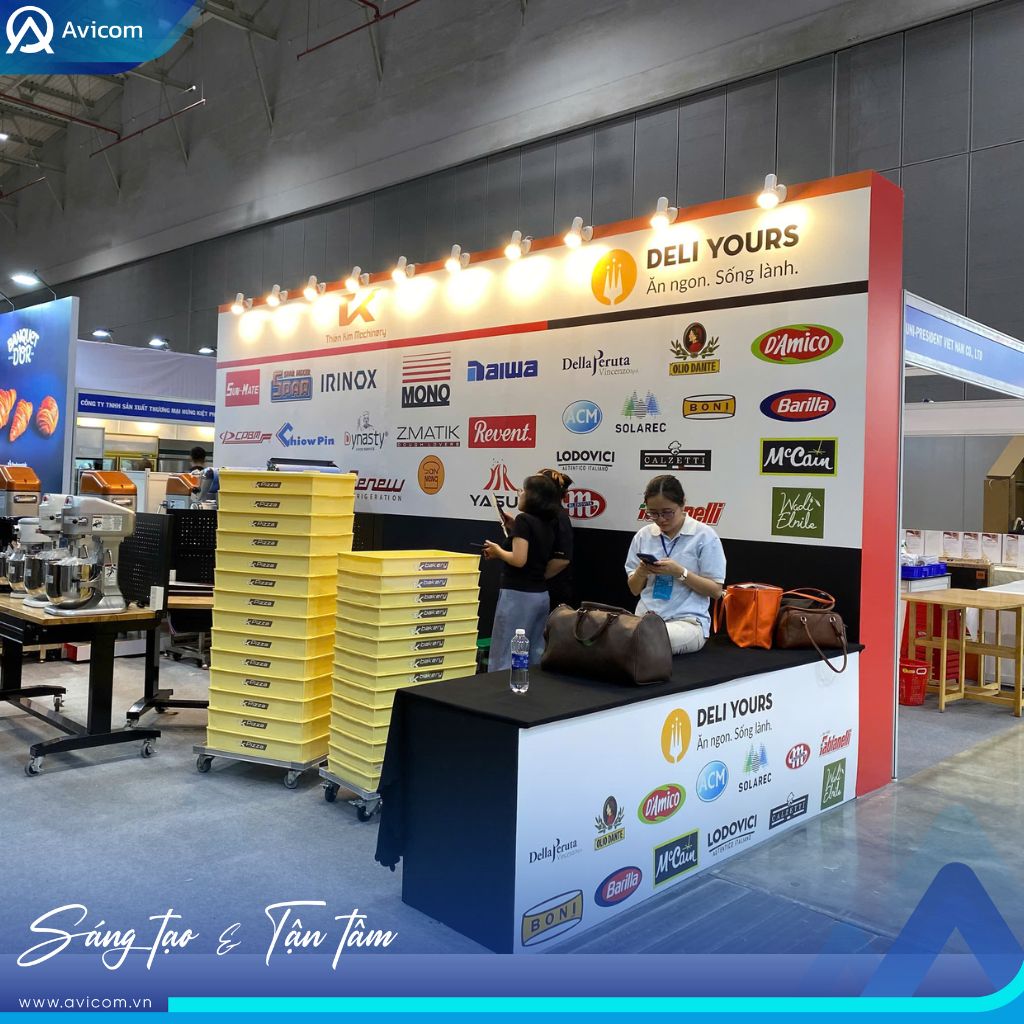 Khu vực backdrop thương hiệu Deli Yours với hệ thống logo đối tác quốc tế, tăng nhận diện và định vị ngành hàng rõ ràng