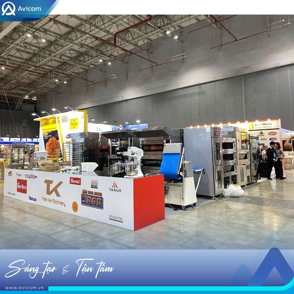 Layout thông thoáng, thuận tiện cho việc vận hành máy móc và quan sát trực tiếp trong suốt triển lãm