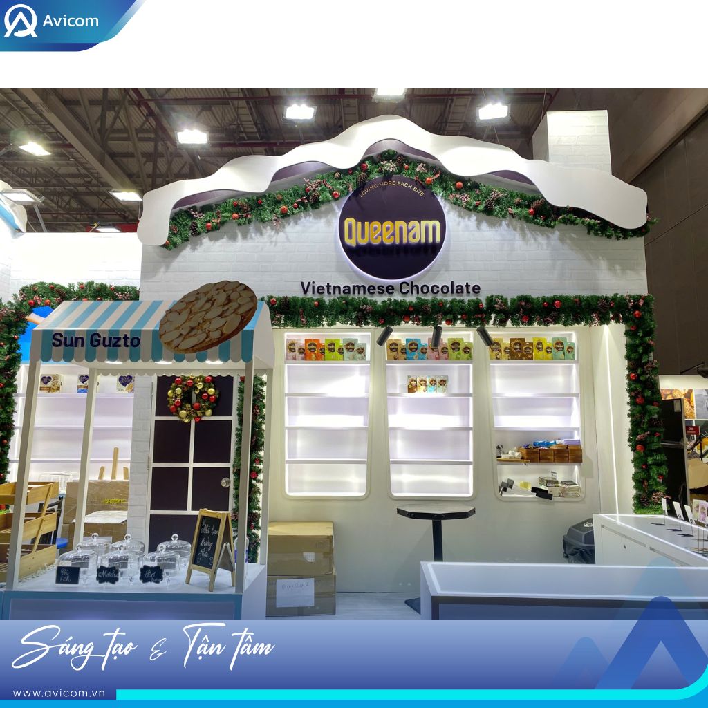 Khu vực Queenam nổi bật với tông trắng sáng và điểm nhấn lễ hội