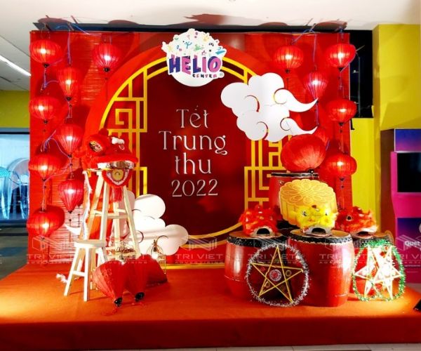 Bánh Trung Thu khổng lồ và trải nghiệm làm bánh: Tạo không gian sống động và gắn kết.