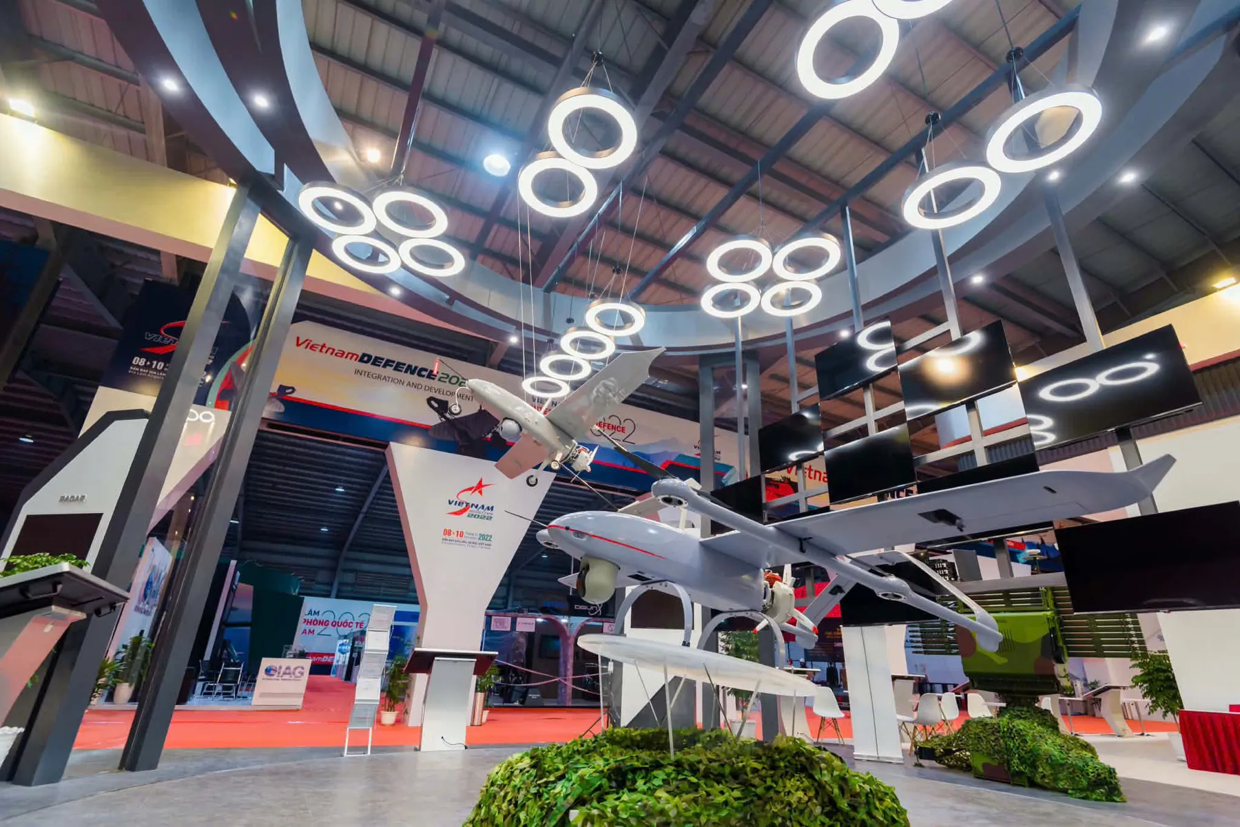 Khu trưng bày UAV dưới hệ đèn vòng treo